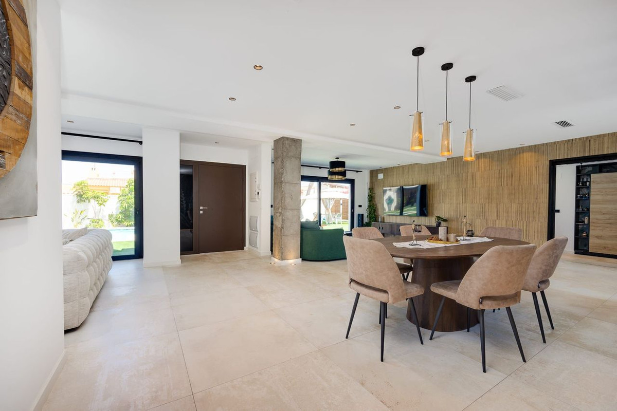 5 Bed Townhouse for sale in Torrevieja Costa Blanca, Alicante, Spain