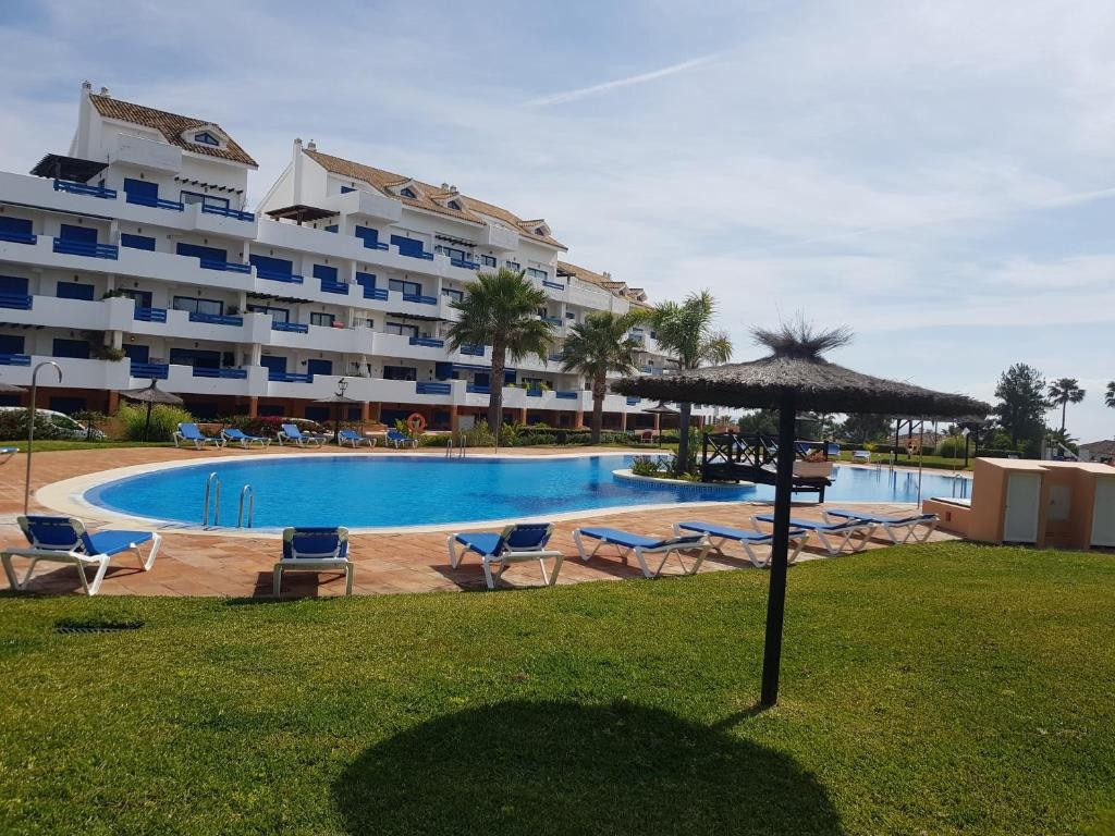 2 Bed Apartment for sale in La Duquesa Costa Del Sol, Málaga, Spain