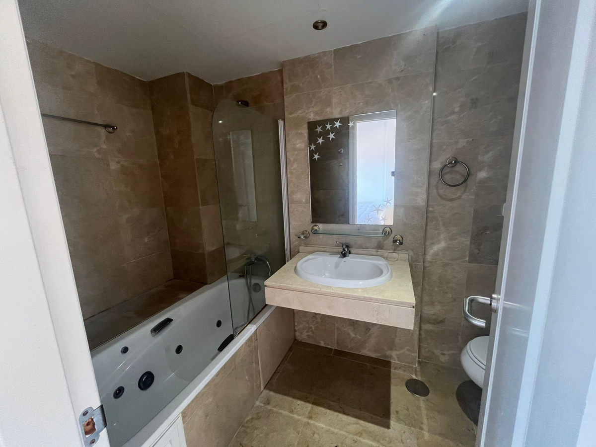 2 Bed Apartment for sale in La Duquesa Costa Del Sol, Málaga, Spain
