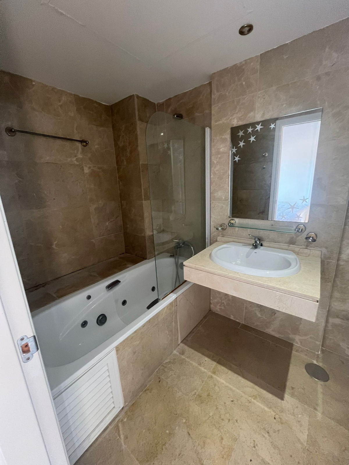 2 Bed Apartment for sale in La Duquesa Costa Del Sol, Málaga, Spain