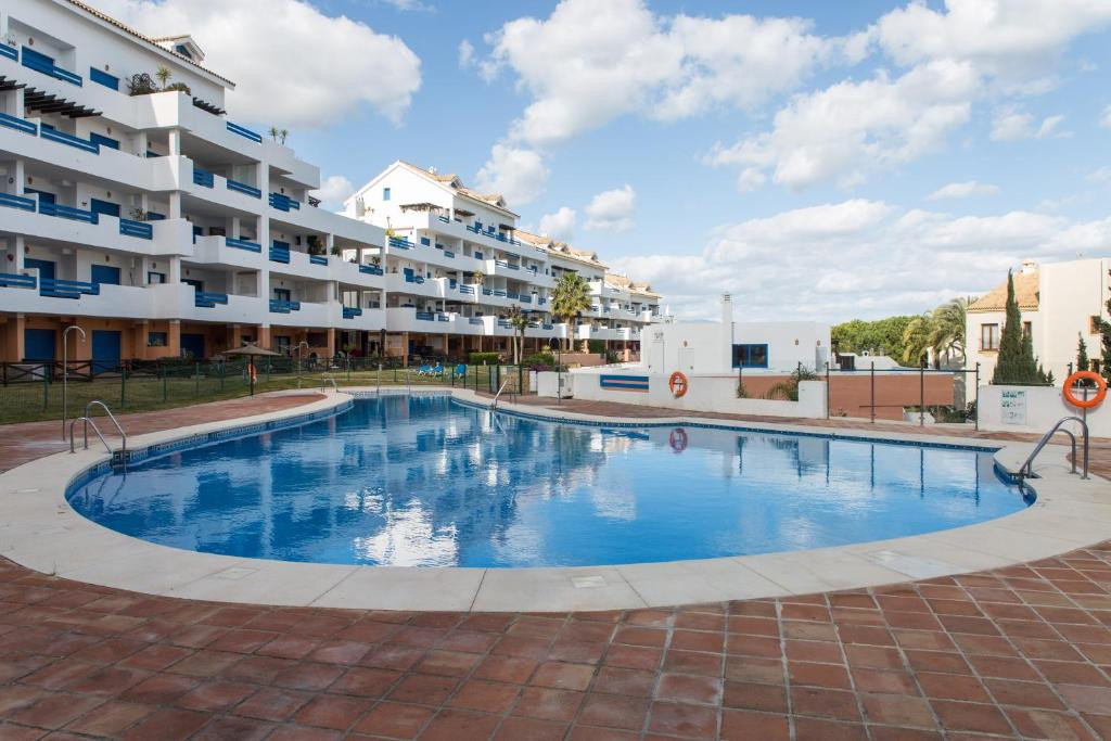 2 Bed Apartment for sale in La Duquesa Costa Del Sol, Málaga, Spain
