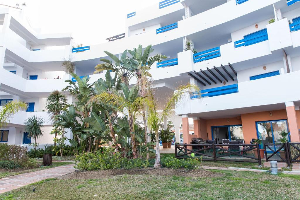 2 Bed Apartment for sale in La Duquesa Costa Del Sol, Málaga, Spain