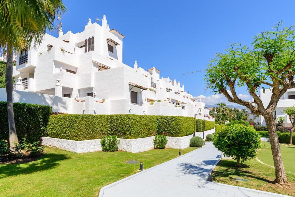 2 Bed Apartment for sale in Selwo Costa Del Sol, Málaga, Spain