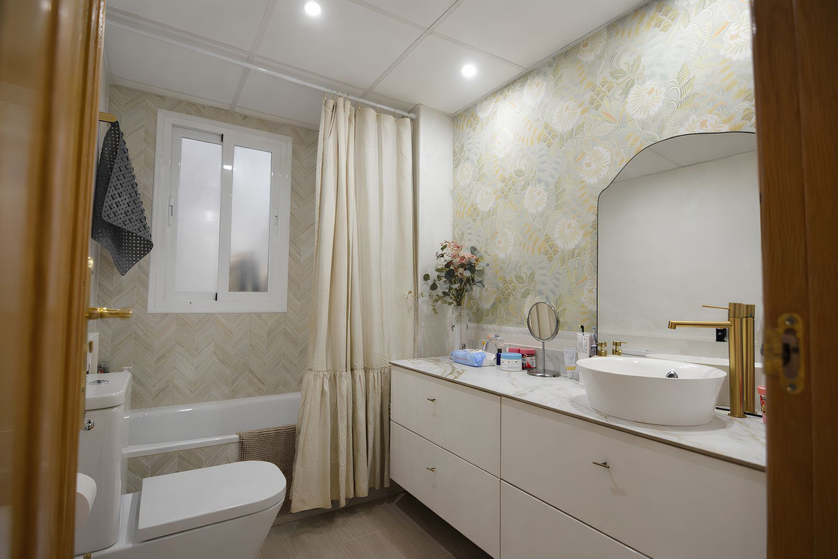 Se vende Apartamento Planta Media de 3 dormitorios en Costa Del Sol, Málaga, España