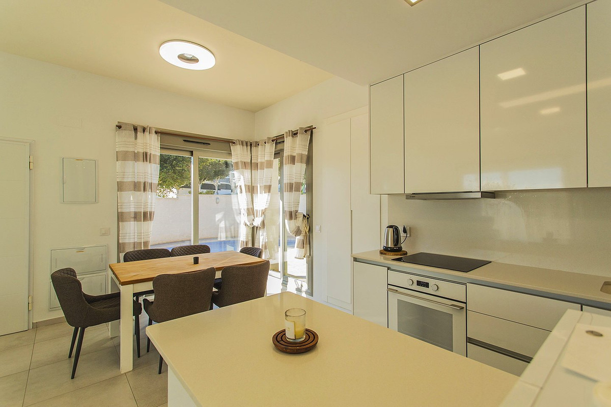 Se vende Villa - Chalet de 3 dormitorios en Costa Blanca, Alicante, España