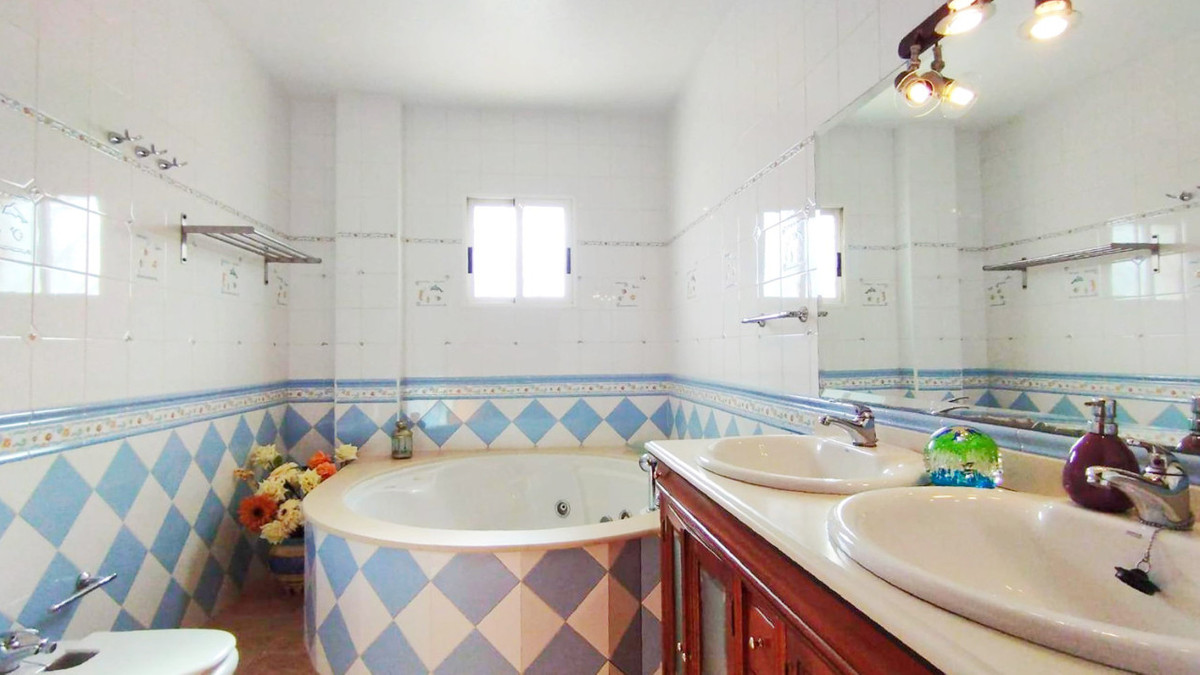 Se vende Villa - Chalet de 6 dormitorios en Costa Blanca, Alicante, España
