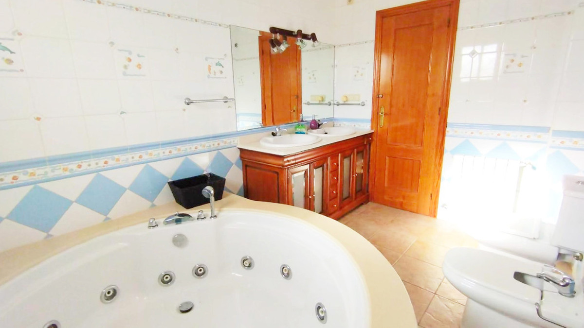 Se vende Villa - Chalet de 6 dormitorios en Costa Blanca, Alicante, España