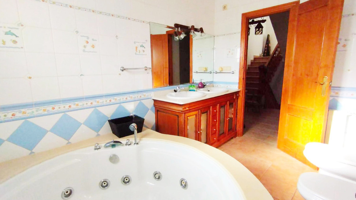 Se vende Villa - Chalet de 6 dormitorios en Costa Blanca, Alicante, España
