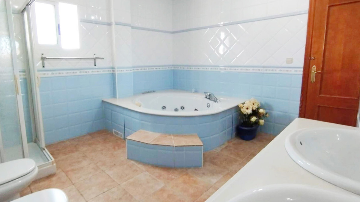 Se vende Villa - Chalet de 6 dormitorios en Costa Blanca, Alicante, España