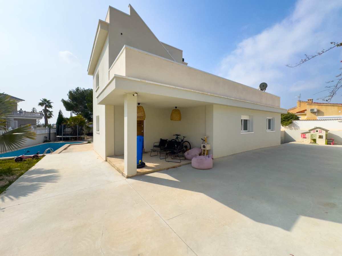 Se vende Villa - Chalet de 4 dormitorios en Costa Blanca, Alicante, España