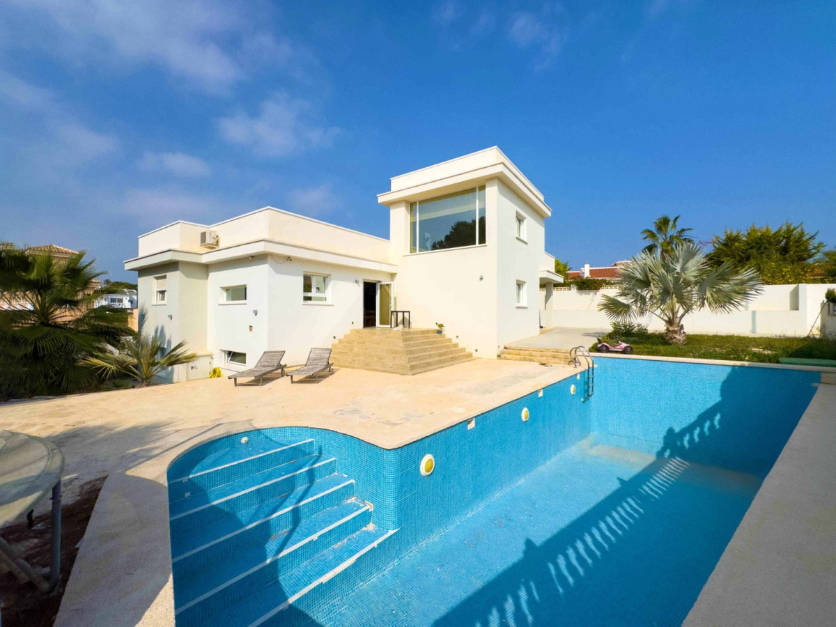 Se vende Villa - Chalet de 4 dormitorios en Costa Blanca, Alicante, España