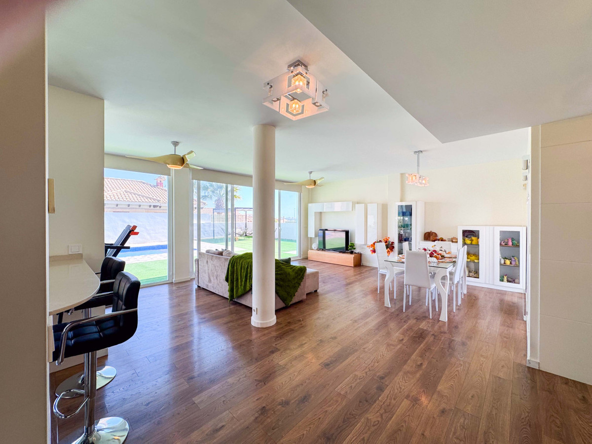 Se vende Villa - Chalet de 6 dormitorios en Costa Blanca, Alicante, España
