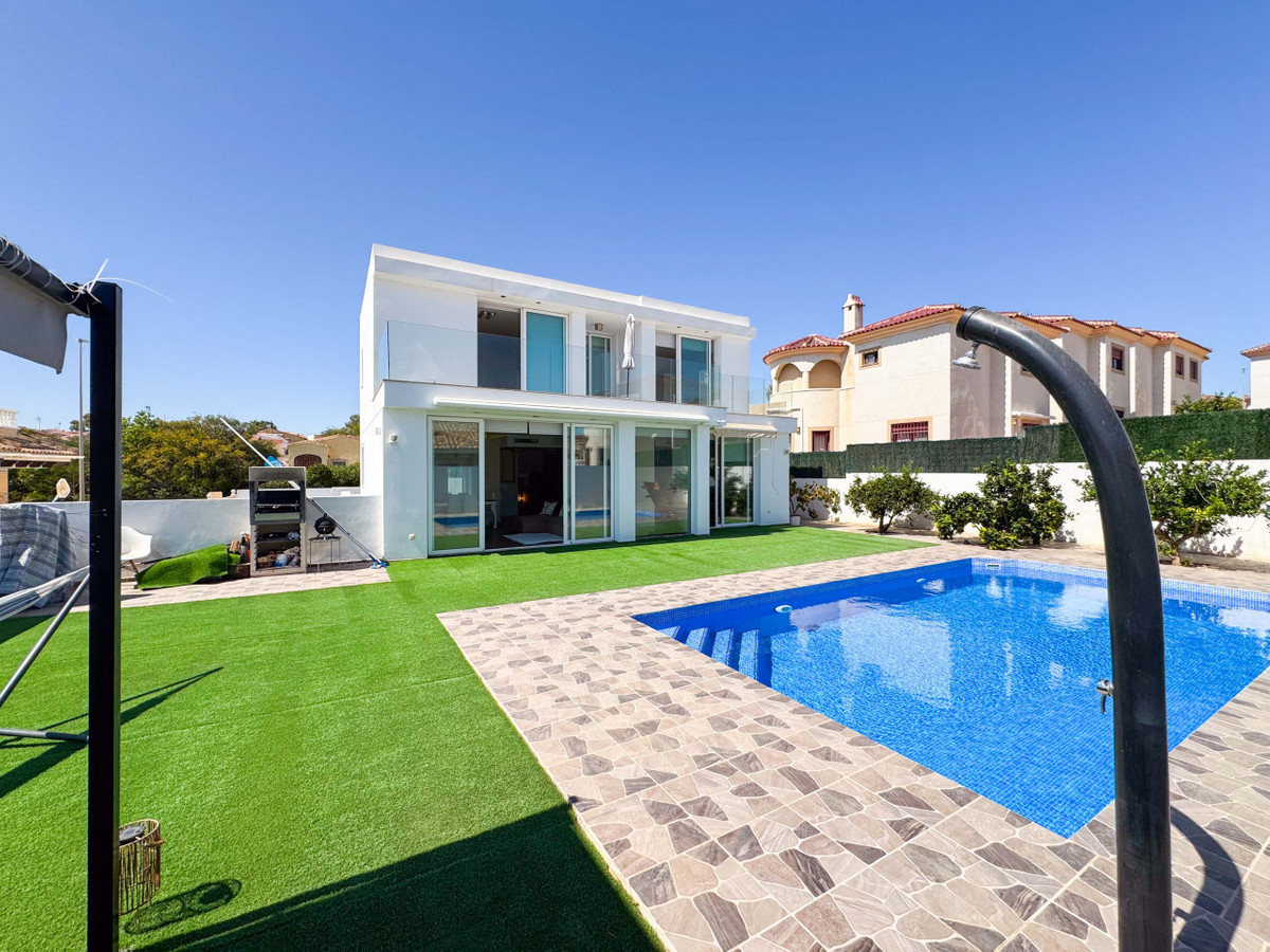 Se vende Villa - Chalet de 6 dormitorios en Costa Blanca, Alicante, España