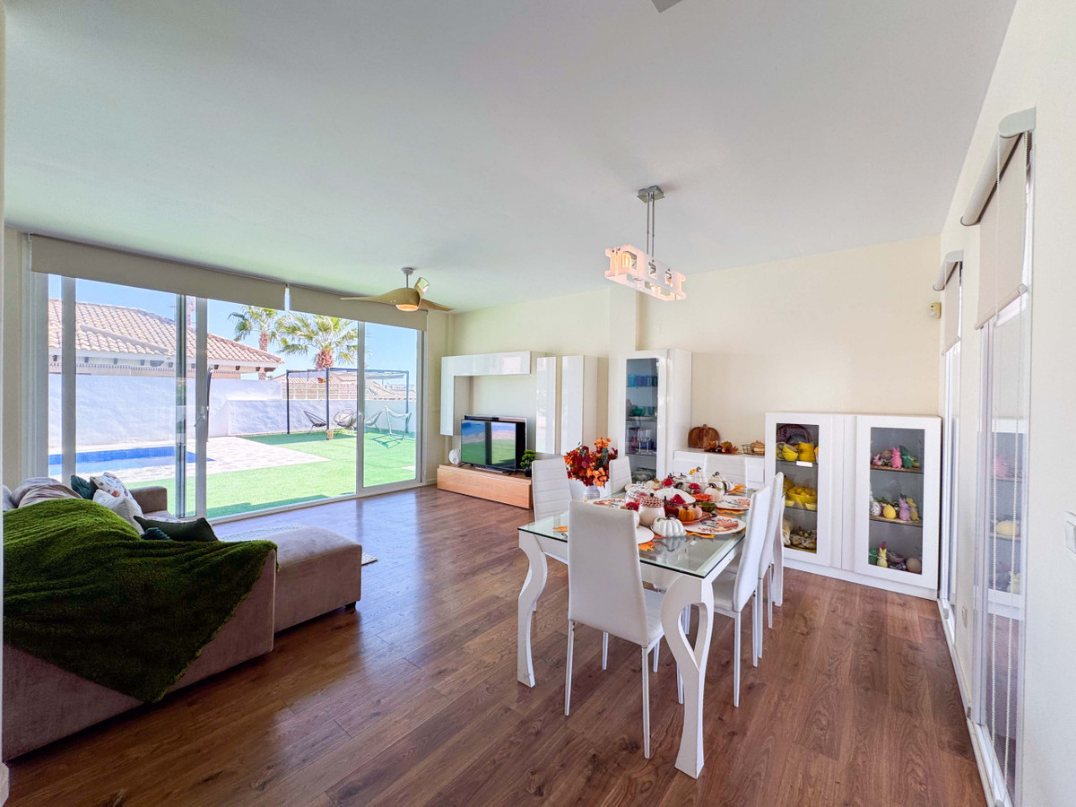 Se vende Villa - Chalet de 6 dormitorios en Costa Blanca, Alicante, España