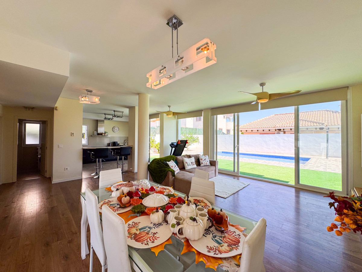 Se vende Villa - Chalet de 6 dormitorios en Costa Blanca, Alicante, España