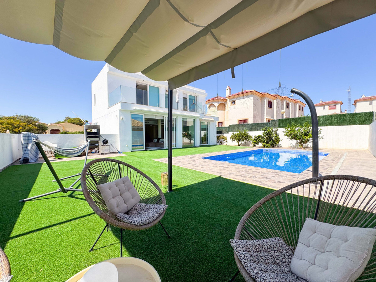 Se vende Villa - Chalet de 6 dormitorios en Costa Blanca, Alicante, España