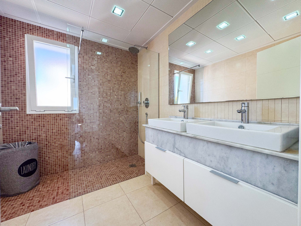Se vende Villa - Chalet de 6 dormitorios en Costa Blanca, Alicante, España
