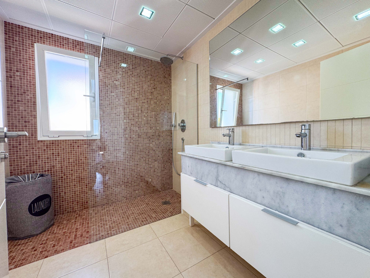 Se vende Villa - Chalet de 6 dormitorios en Costa Blanca, Alicante, España