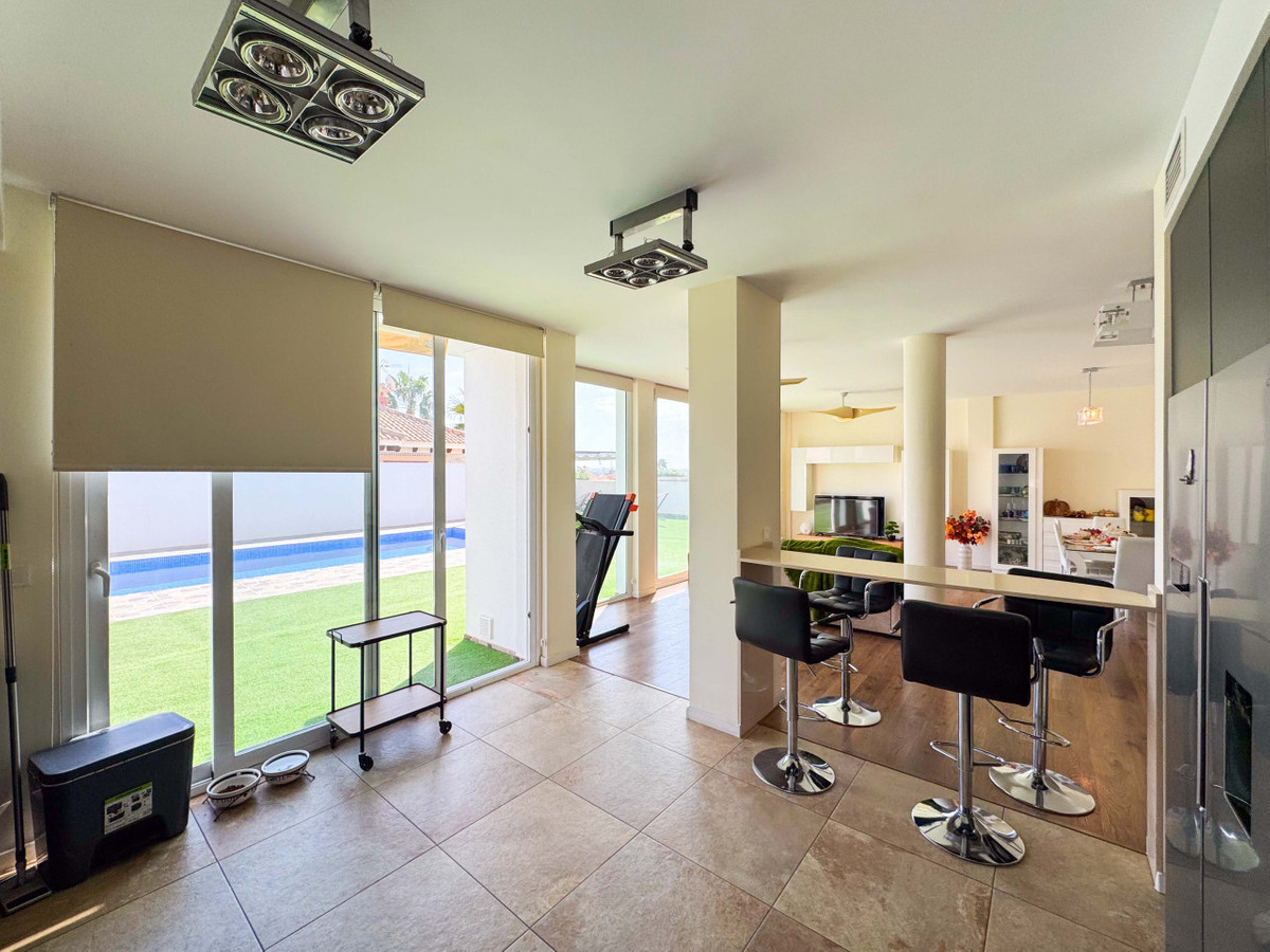 Se vende Villa - Chalet de 6 dormitorios en Costa Blanca, Alicante, España