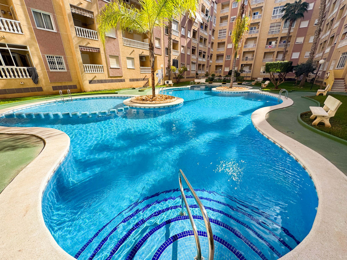 Se vende Apartamento Planta Media de 2 dormitorios en Costa Blanca, Alicante, España