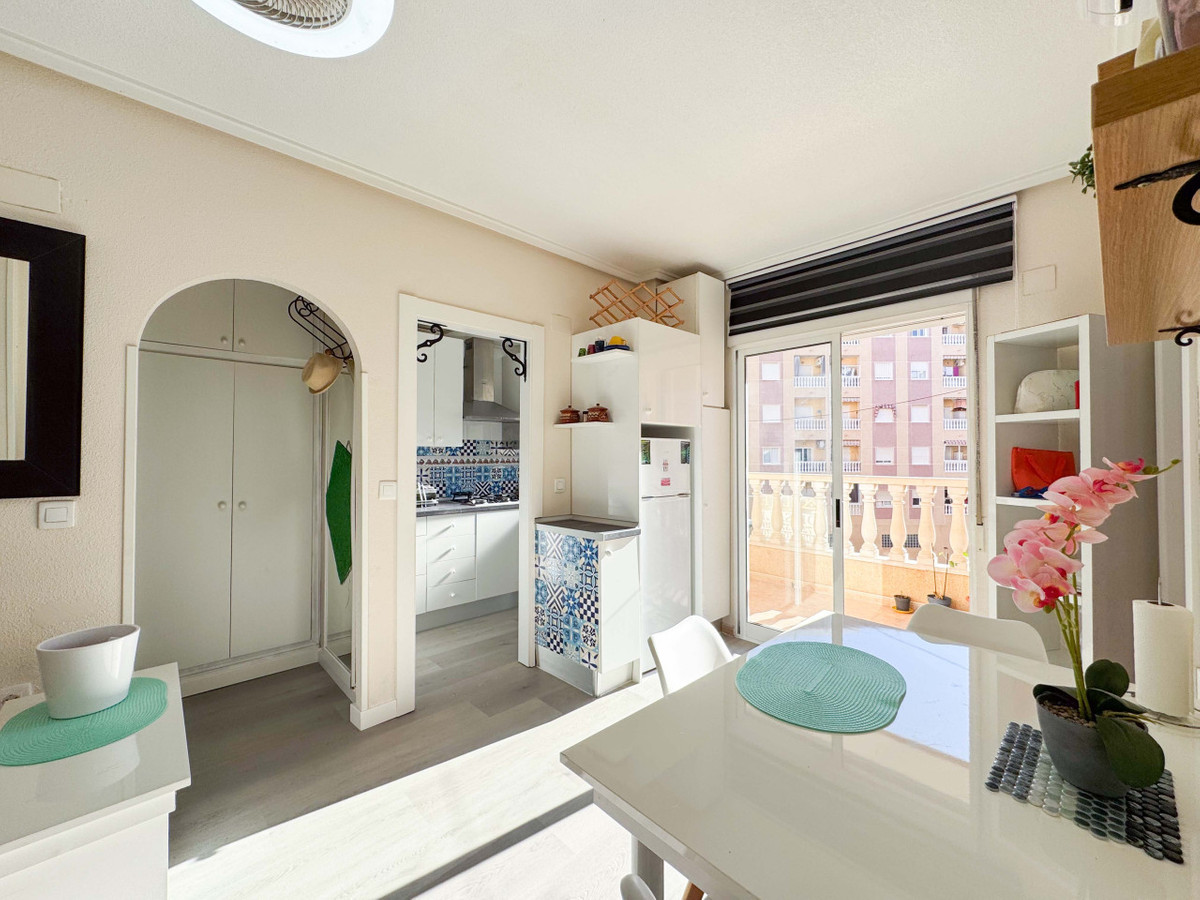 Se vende Apartamento Planta Media de 2 dormitorios en Costa Blanca, Alicante, España