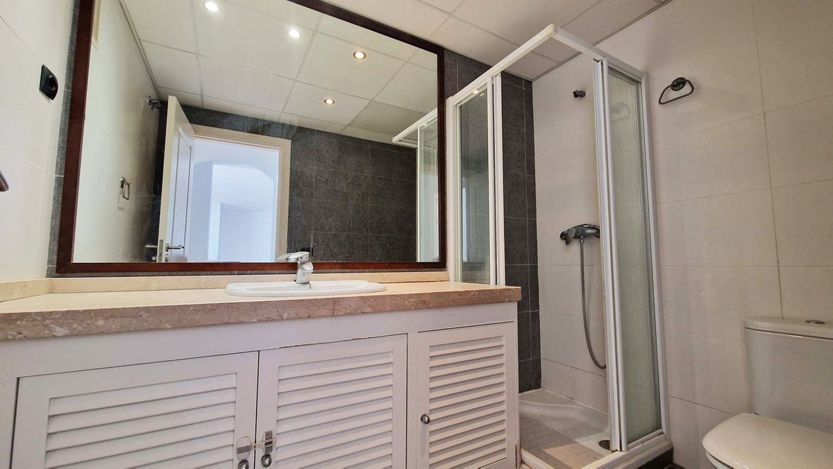Se vende Apartamento Planta Media de 2 dormitorios en Costa Del Sol, Málaga, España