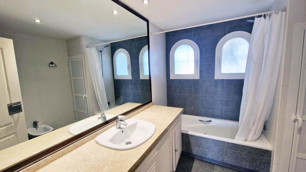 Se vende Apartamento Planta Media de 2 dormitorios en Costa Del Sol, Málaga, España