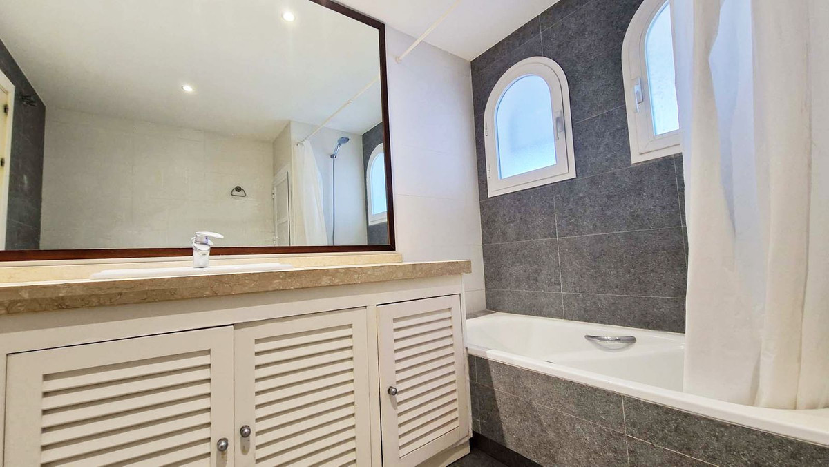 Se vende Apartamento Planta Media de 2 dormitorios en Costa Del Sol, Málaga, España