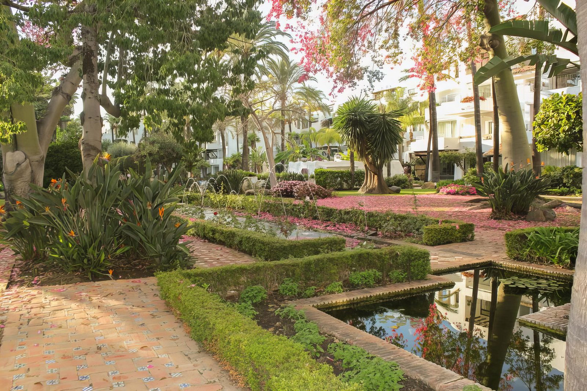 2 Bed Apartment for sale in Puerto Banús Costa Del Sol, Málaga, Spain
