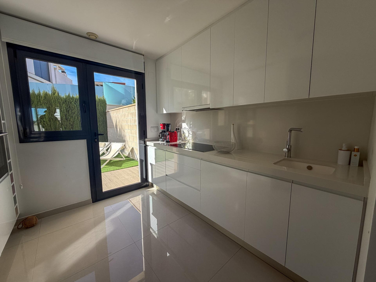 Se vende Villa - Chalet de 4 dormitorios en Costa Blanca, Alicante, España