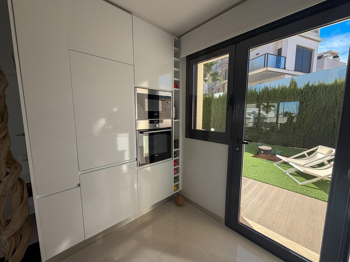 Se vende Villa - Chalet de 4 dormitorios en Costa Blanca, Alicante, España