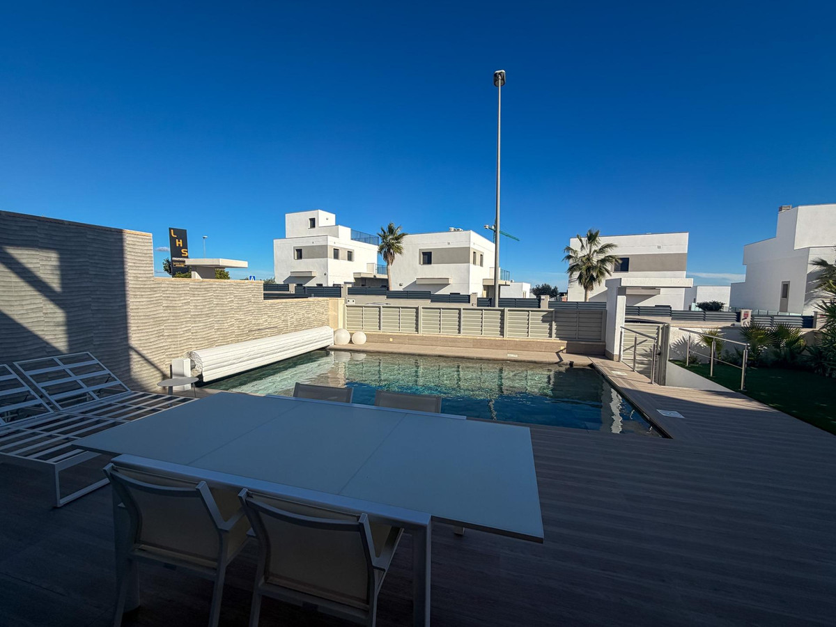 Se vende Villa - Chalet de 4 dormitorios en Costa Blanca, Alicante, España