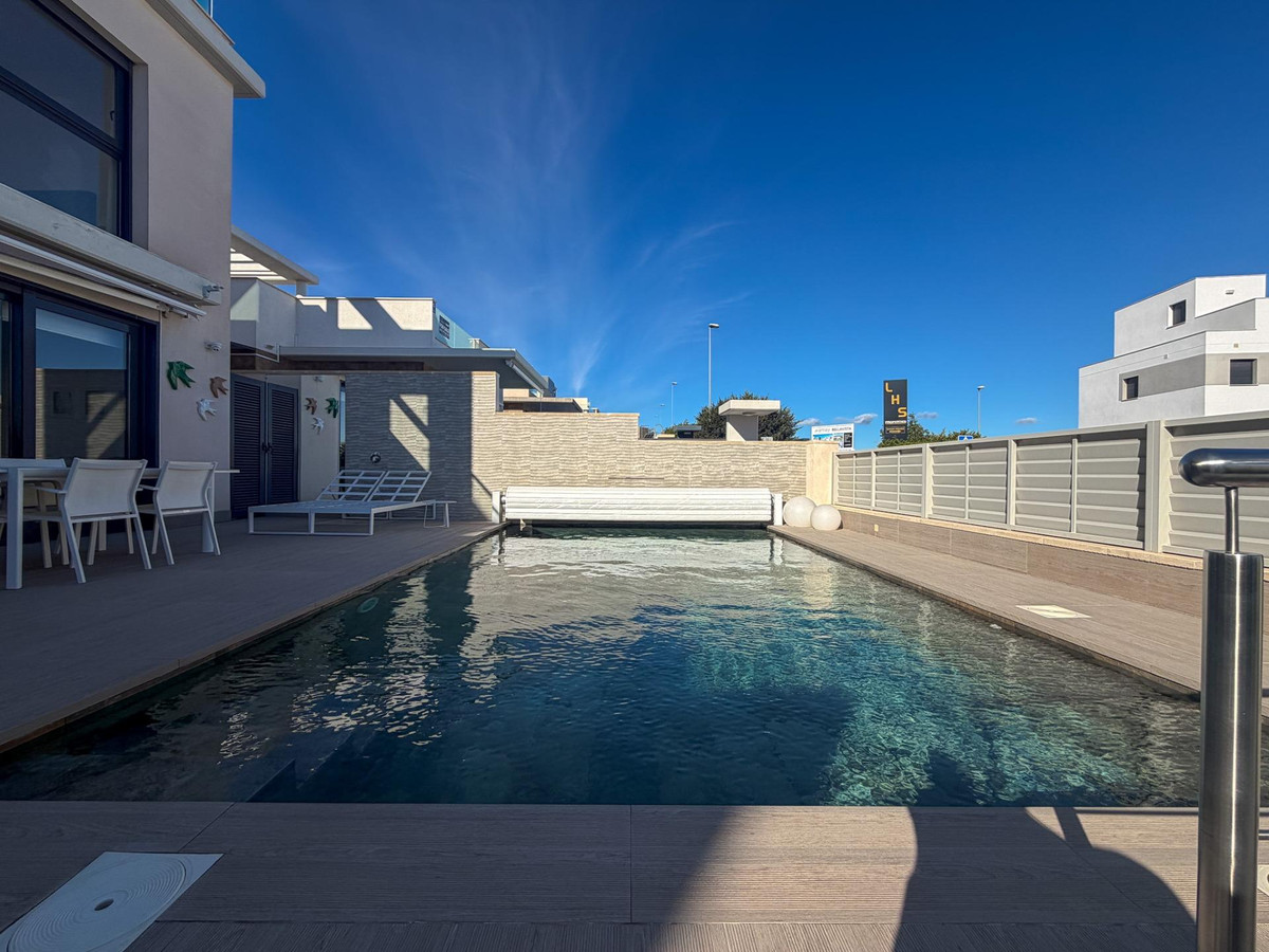 Se vende Villa - Chalet de 4 dormitorios en Costa Blanca, Alicante, España