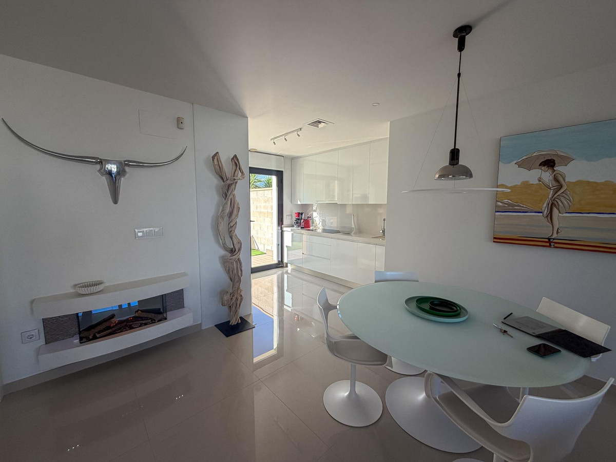 Se vende Villa - Chalet de 4 dormitorios en Costa Blanca, Alicante, España