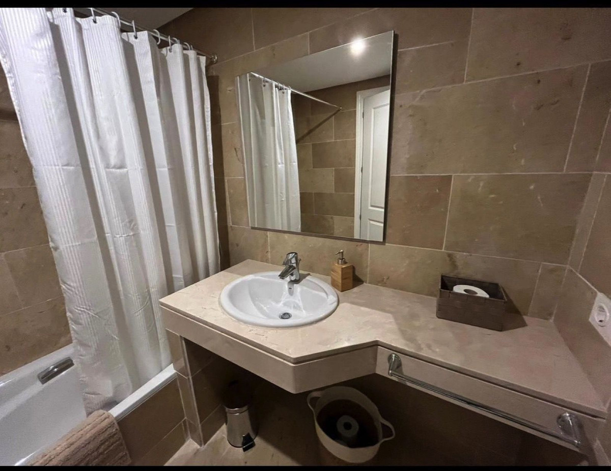 Se vende Apartamento Planta Media de 2 dormitorios en Costa Del Sol, Málaga, España