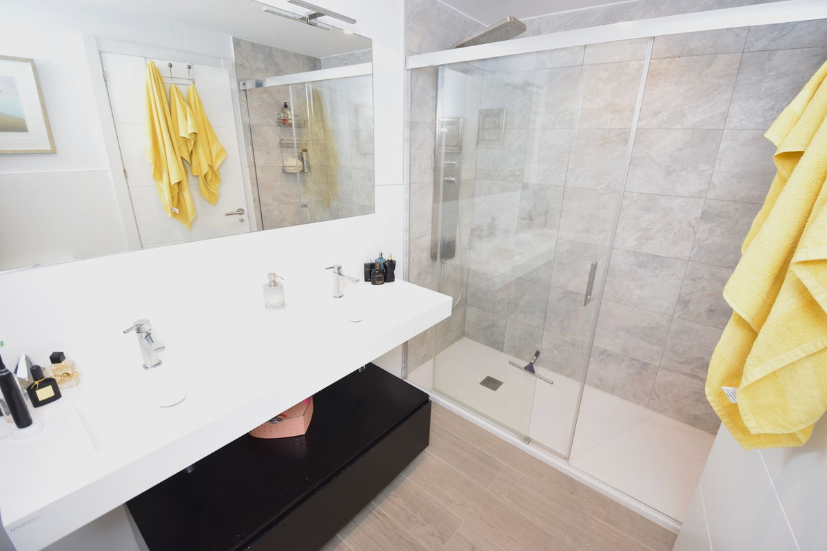 Se vende Apartamento Planta Media de 3 dormitorios en Costa Del Sol, Málaga, España
