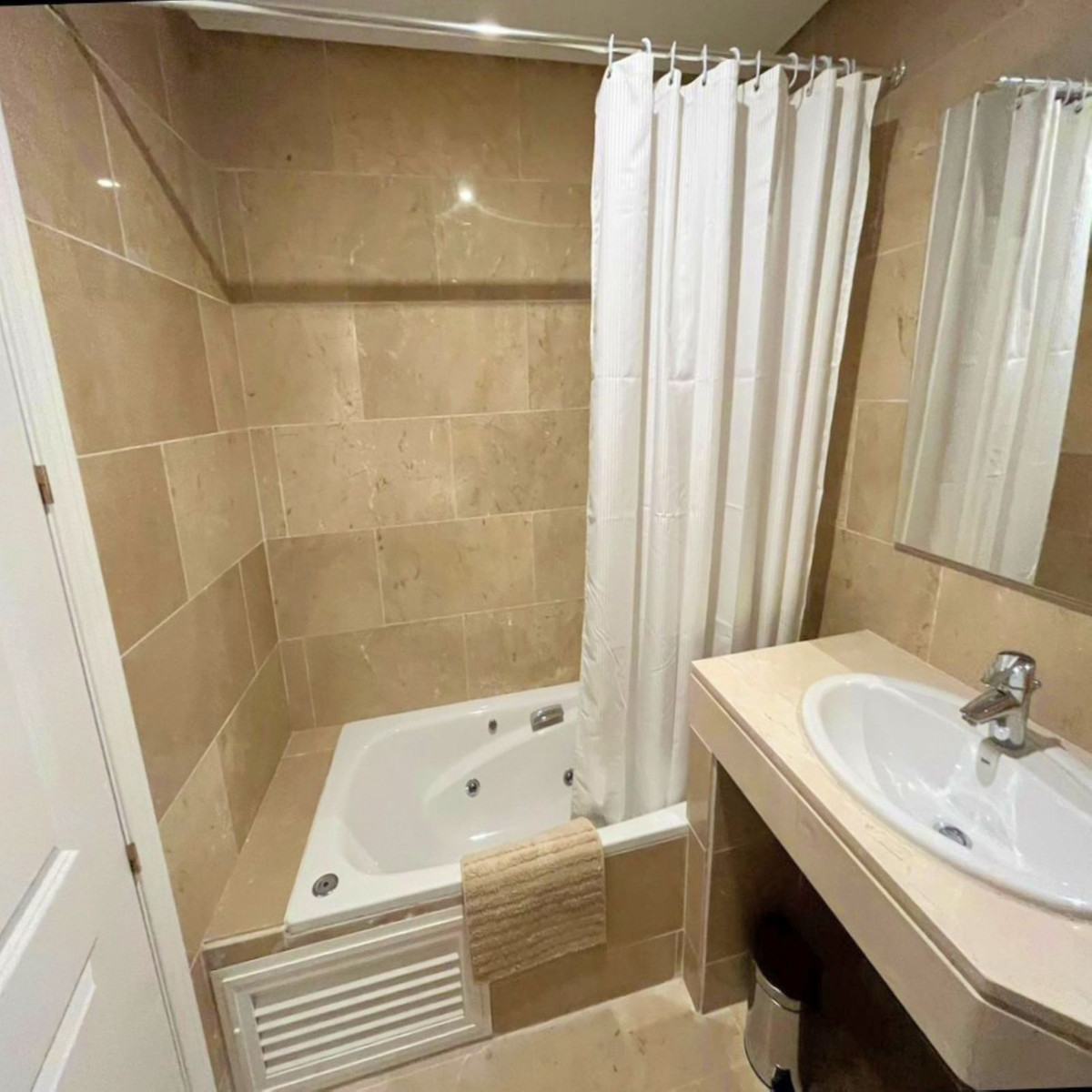 2 Bed Apartment for sale in La Duquesa Costa Del Sol, Málaga, Spain