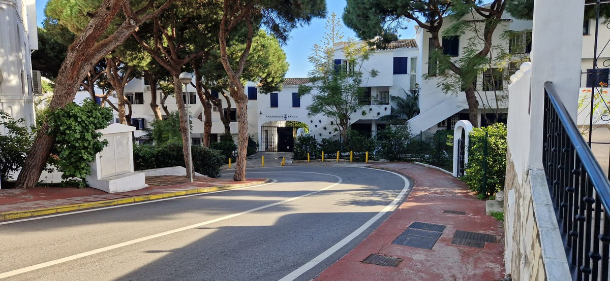 2 Bed Apartment for sale in Calahonda Costa Del Sol, Málaga, Spain