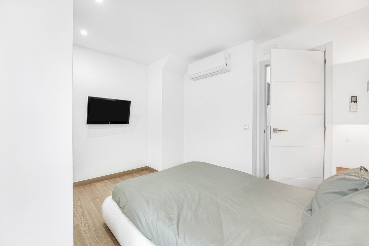 1 Bed Apartment for sale in La Carihuela Costa Del Sol, Málaga, Spain