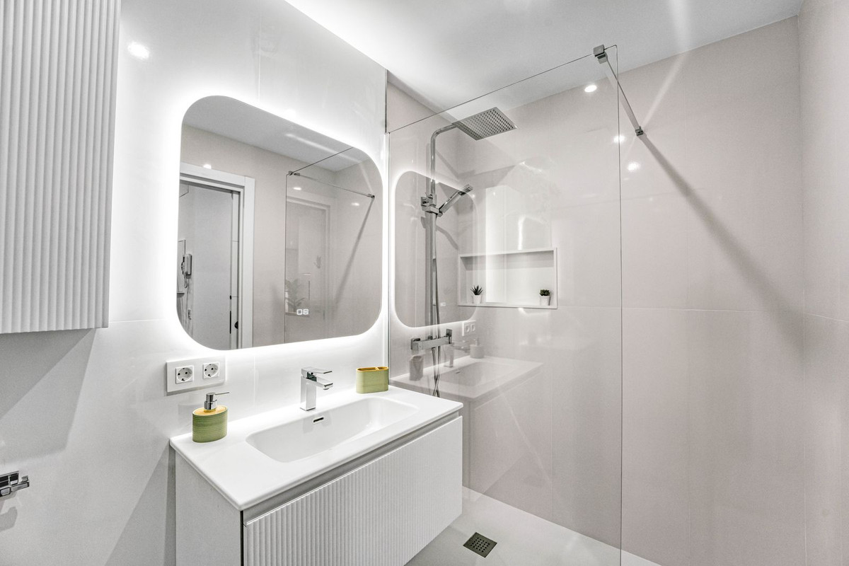1 Bed Apartment for sale in La Carihuela Costa Del Sol, Málaga, Spain