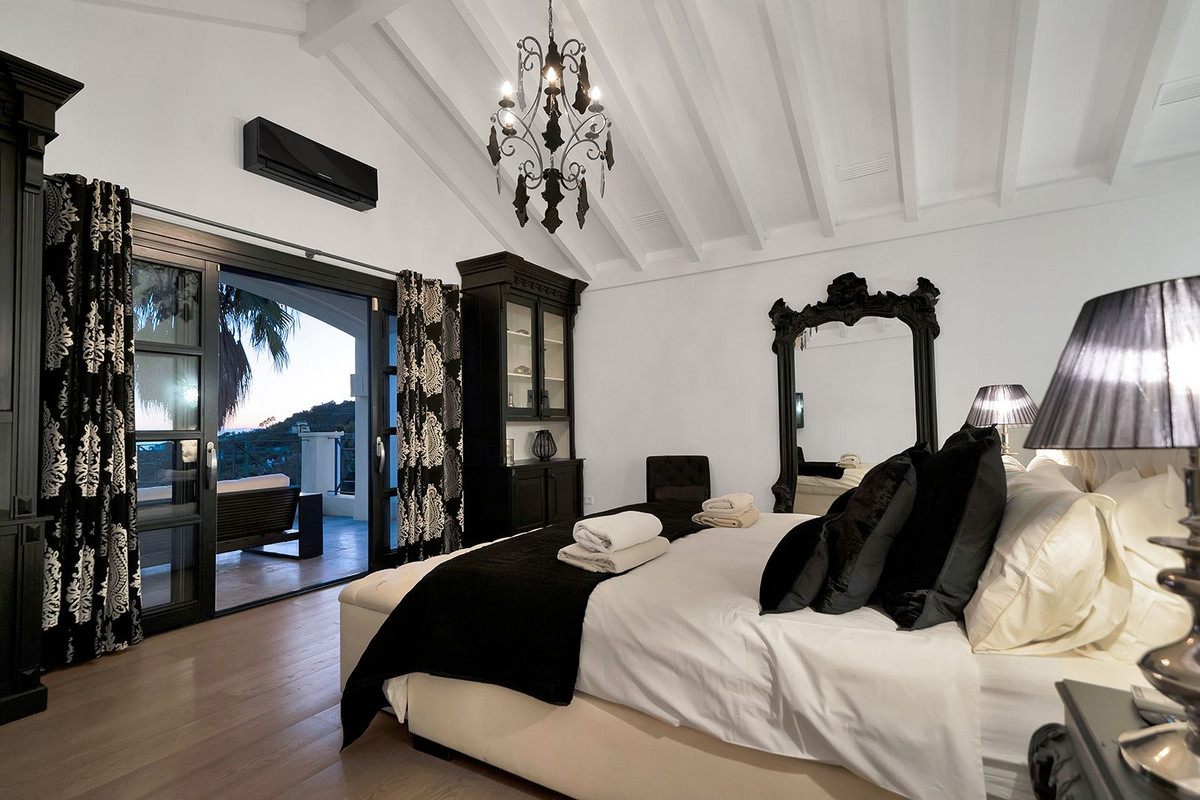5 Bed Townhouse for sale in Benahavís Costa Del Sol, Málaga, Spain