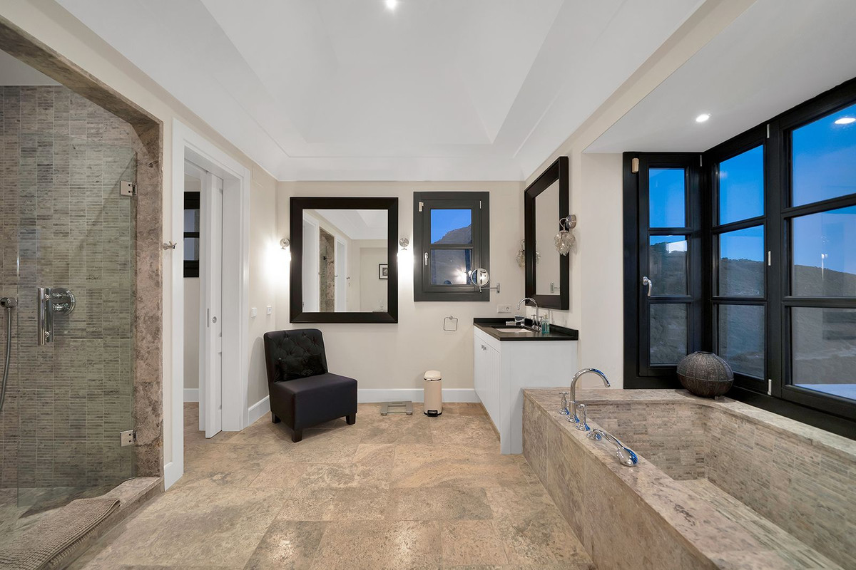 5 Bed Townhouse for sale in Benahavís Costa Del Sol, Málaga, Spain