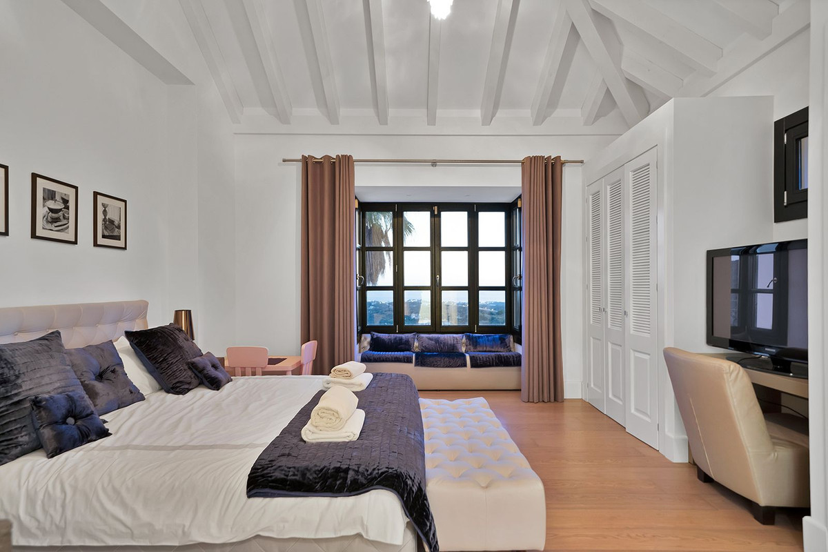 5 Bed Townhouse for sale in Benahavís Costa Del Sol, Málaga, Spain