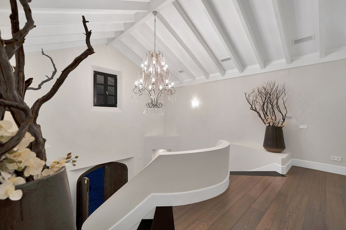 5 Bed Townhouse for sale in Benahavís Costa Del Sol, Málaga, Spain