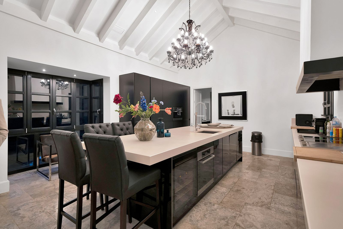 5 Bed Townhouse for sale in Benahavís Costa Del Sol, Málaga, Spain