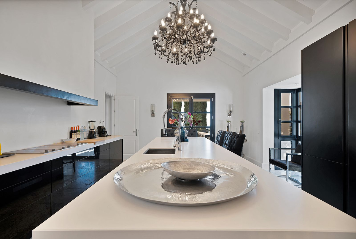 5 Bed Townhouse for sale in Benahavís Costa Del Sol, Málaga, Spain