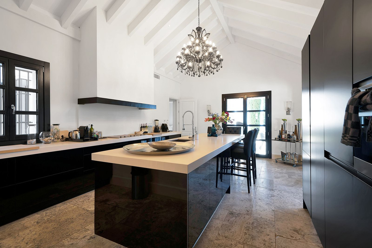 5 Bed Townhouse for sale in Benahavís Costa Del Sol, Málaga, Spain