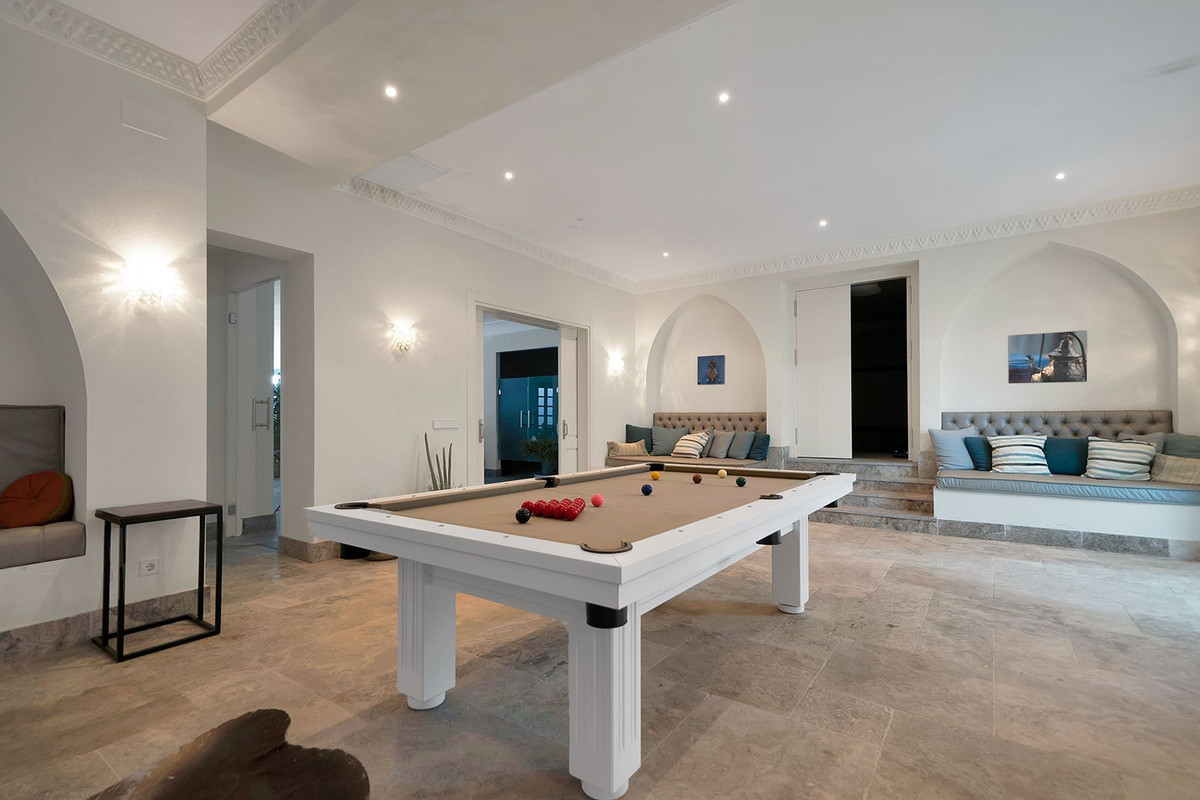 5 Bed Townhouse for sale in Benahavís Costa Del Sol, Málaga, Spain