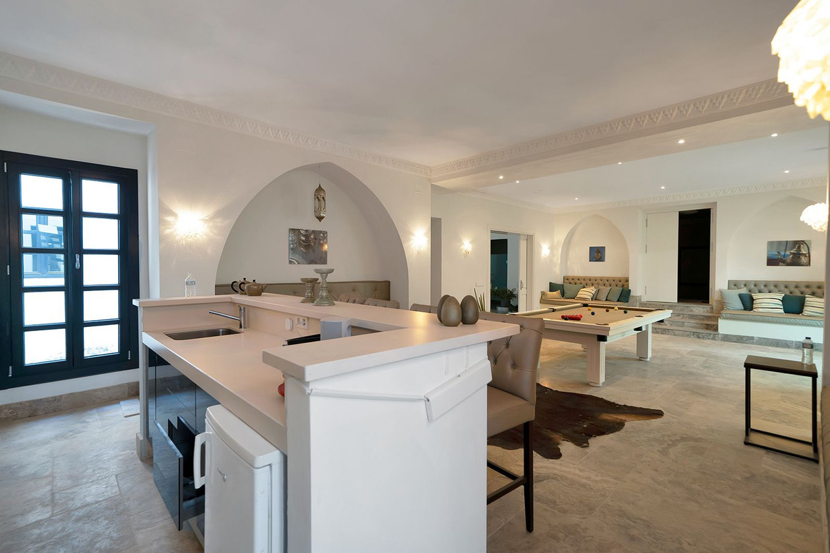 5 Bed Townhouse for sale in Benahavís Costa Del Sol, Málaga, Spain