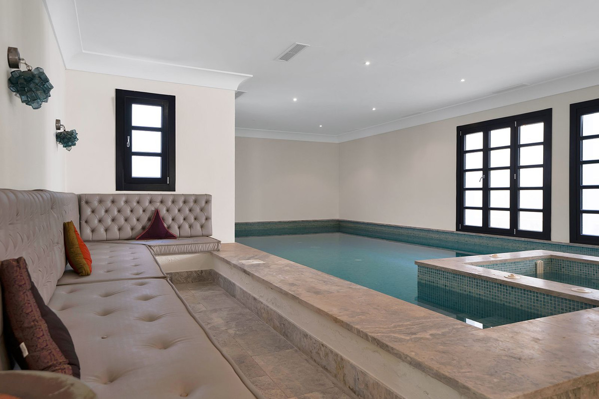 5 Bed Townhouse for sale in Benahavís Costa Del Sol, Málaga, Spain
